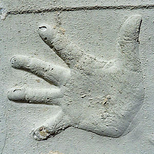 hand_in_beton_300
