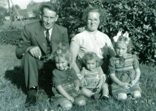Jacob en Anneke Meinema-Früchnich en hun dochters (vlnr) Kinge, Tietsia en Renskje.(1955 of 1956)